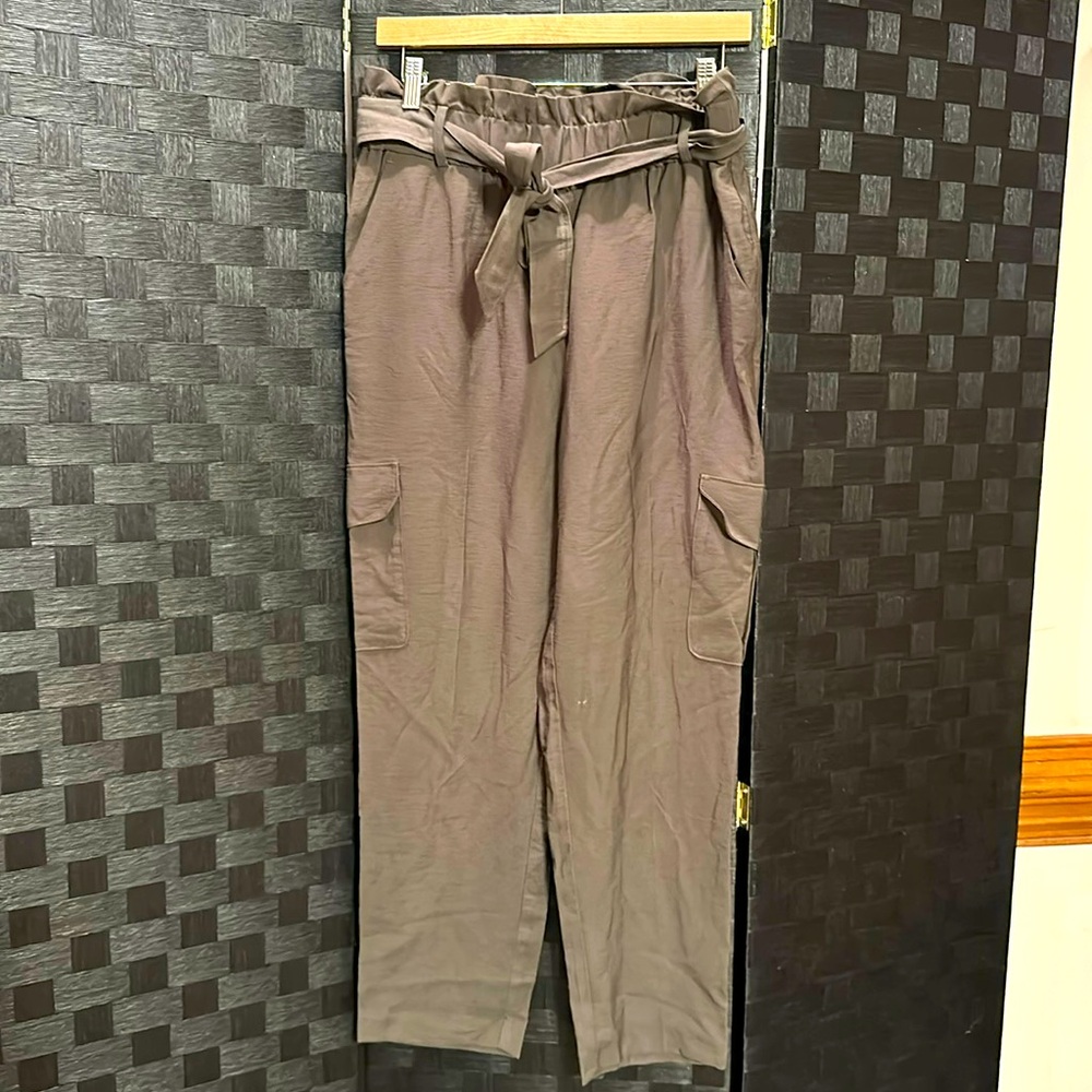 NWT! Women’s Loft SZ M stretchy high waist cargo trousers.